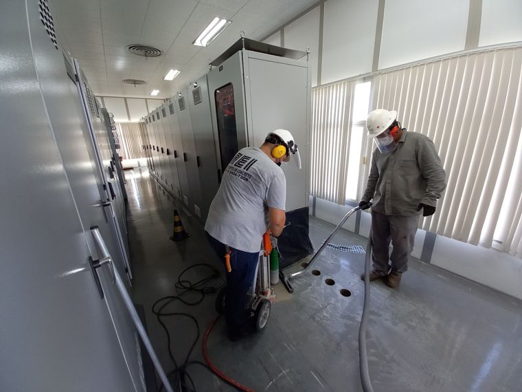 Equipe executando furos em concreto