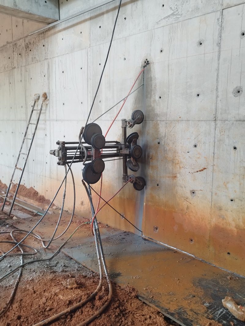 Abertura de porta em parede de concreto — Rei dos Furos
